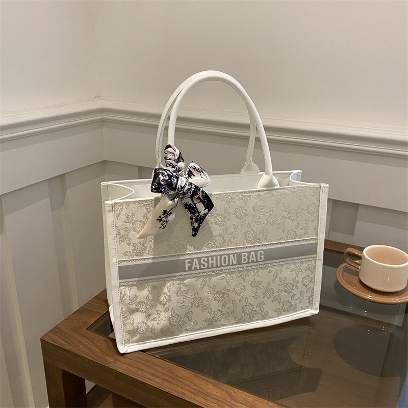 Luxury Bags Vendor - Tas Tote Wanita Mewah Elegan Motif