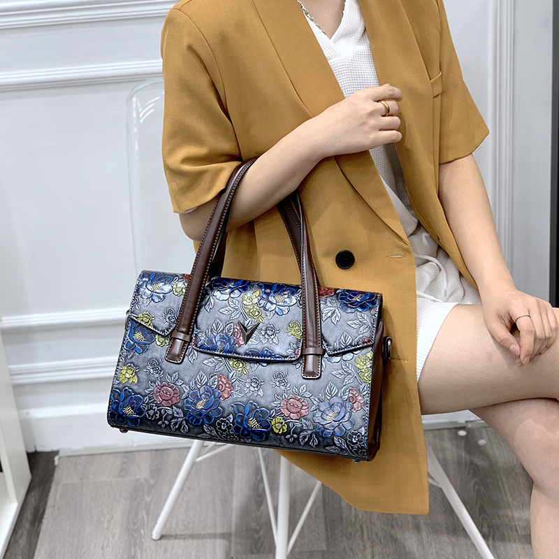 Luxury Bags That Are Vegan - Tas Tangan Bunga Timbul 3D Vintage