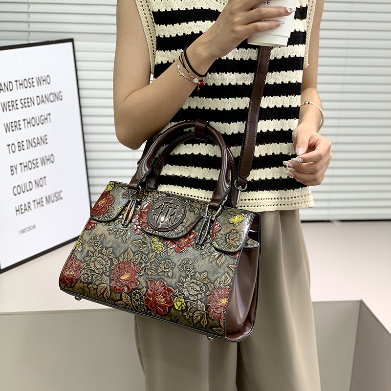 Luxury Bags That Are Vegan - Tas Tote Vintage Bermotif Bunga untuk